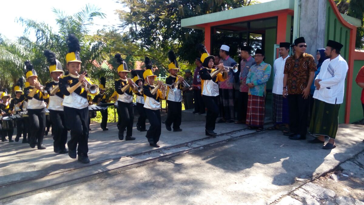  Parade  Drum  Band  Meriahkan Silatnas Ayo Mondok Pondok 