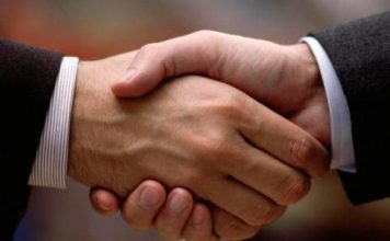 Bagaimana Selayaknya Memuji Orang Lain?