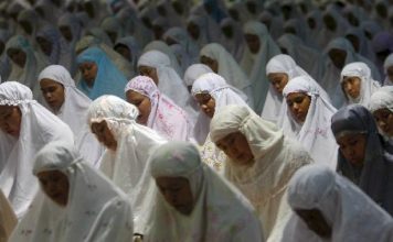 Rambut Perempuan Terlihat Sedikit saat Shalat, Batalkah?