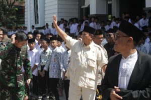 Menhan Prabowo bersama para santri Pondok Tremas