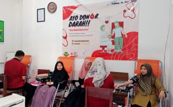 Suasana santri putri pondok tremas sedang berdonor darah