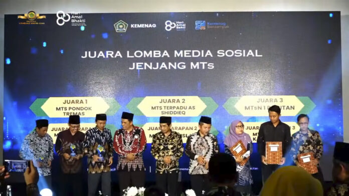 Penyerahan Hadiah kepada MTs Pondok Tremas