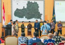 Kawal Program ‘Sekolah Sak Ngajine’, Gus Luqman: Ini Terobosan Strategis Penguatan Karakter Generasi Qur’ani Gus Luqman dalam rapat finalisasi integrasi sekolah dan Madin di Pacitan