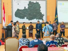 Gus Luqman dalam rapat finalisasi integrasi sekolah dan Madin di Pacitan