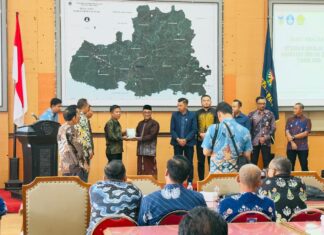 Gus Luqman dalam rapat finalisasi integrasi sekolah dan Madin di Pacitan
