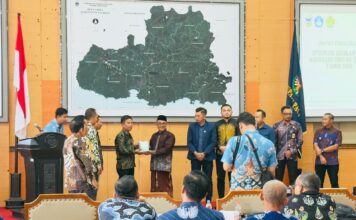 Gus Luqman dalam rapat finalisasi integrasi sekolah dan Madin di Pacitan