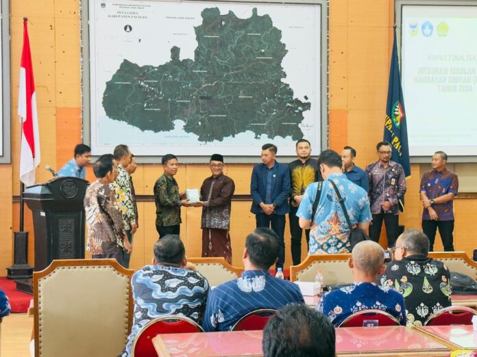 Gus Luqman dalam rapat finalisasi integrasi sekolah dan Madin di Pacitan Gus Luqman dalam rapat finalisasi integrasi sekolah dan Madin di Pacitan