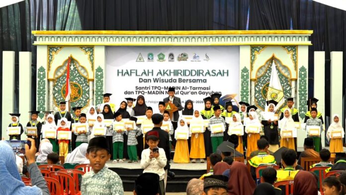 Wisuda TPQ-MADIN Al-Tarmasi dan TPQ-MADIN Nurul Qur'an Gayuhan.