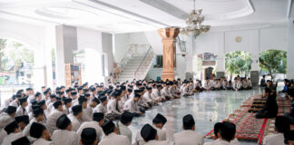 Berangkatkan Peserta Dakwah Bil Hal, Kiai Achid Pesankan Santri Kedepankan Akhlak dan Riqqul Qolbi Suasana Pemberangkatan Santri peserta Dakwah Bil Hal