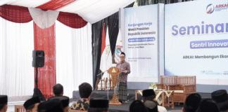Gus Luqman saat seminar bertajuk Santri Innovation: AI & Robotics di Pondok Tremas.