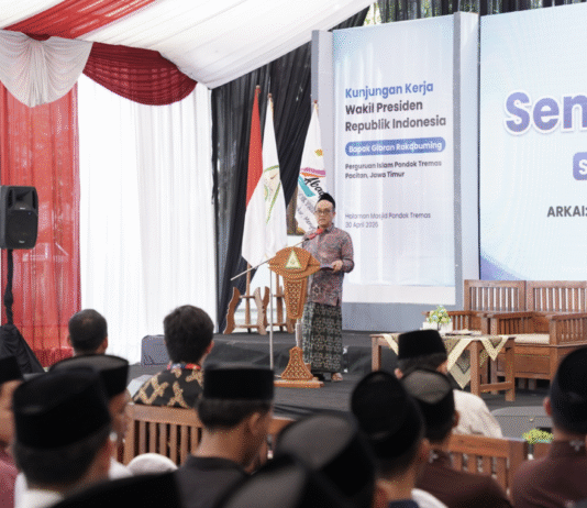 Gus Luqman saat seminar bertajuk Santri Innovation: AI & Robotics di Pondok Tremas.